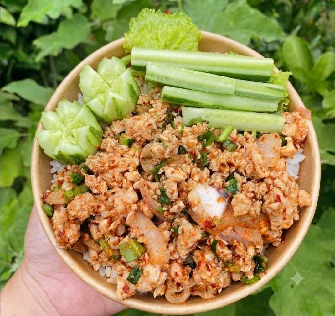 ข้าวหน้าลาบแซ่บ